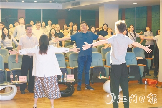 馮曉青邀請學員一起做解壓操。