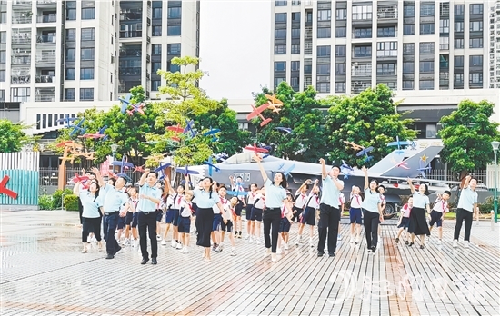 恩平市馮如小學(xué)舉辦齊放紙飛機活動，深切緬懷馮如。