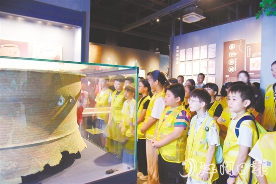 僑童們?cè)诙髌绞胁┪镳^了解恩平悠久厚重的歷史文化。