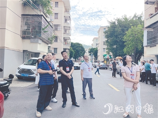 人大代表們視察老舊小區(qū)改造情況。