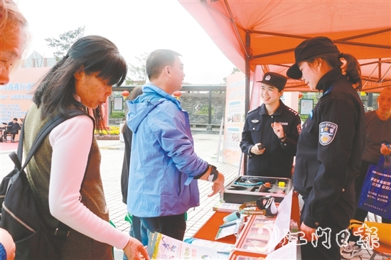 禁毒宣傳攤位上，民警為群眾答疑解惑。