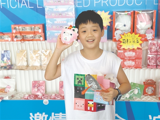 十五運(yùn)會吉祥物周邊產(chǎn)品受市民青睞。