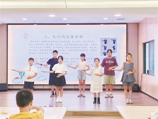 少年文物講解員接受禮儀培訓。