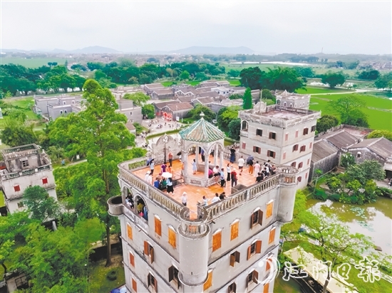 影視拍攝取景地自力村碉樓群吸引眾多游客前往游玩。