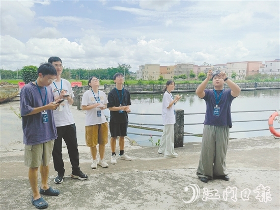 參賽團(tuán)隊(duì)深入田間地頭、古村老巷，與當(dāng)?shù)鼐用窠涣鳎M(jìn)一步優(yōu)化和完善各自的規(guī)劃方案。