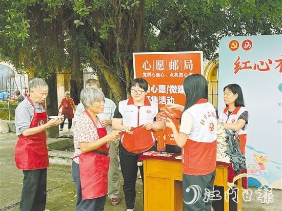 群眾到“心愿郵局”投遞“心愿卡”。
