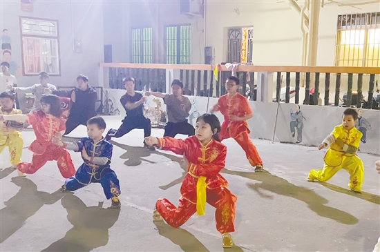 暑假里，幾乎每個(gè)晚上，武館都開展訓(xùn)練。