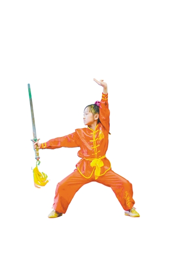 在2025年江門市第七屆傳統(tǒng)武術(shù)公開賽上，駱玥霖展示單劍套路。