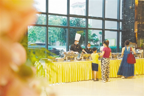 江海碧桂園鳳凰酒店在大堂擺起熟食攤。