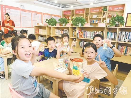 外海街道幸福鄰里匯黨群服務(wù)中心打造空間魔法師特色課堂，讓孩子在實踐中學(xué)習(xí)知識。