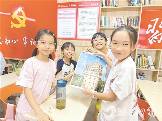 江南街道中沙社區(qū)黨群服務(wù)中心將紅色教育融入夏令營活動，通過繪畫等活動，讓紅色基因浸潤童心。