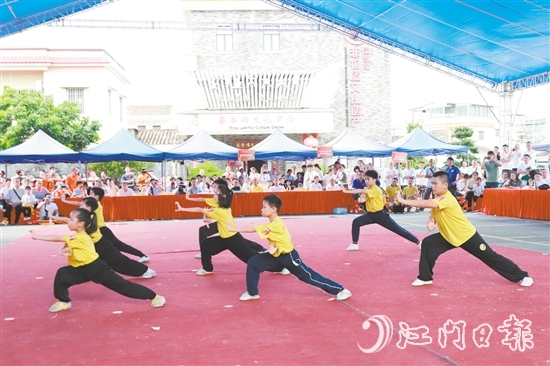 各地武術(shù)會館蔡李佛弟子上臺展示武藝，一招一式行云流水。