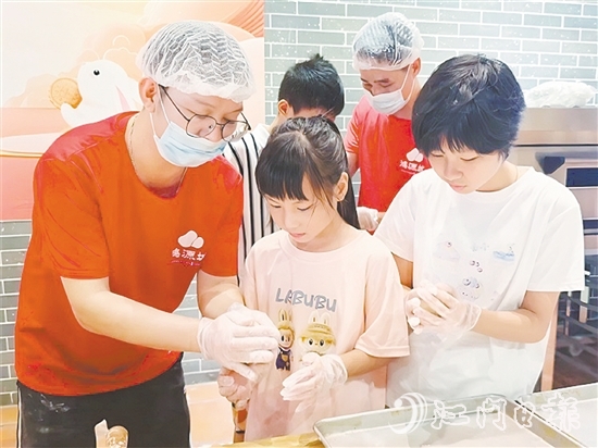 小學(xué)員們?cè)趲煾凳职咽值闹笇?dǎo)下認(rèn)真學(xué)習(xí)制作冬蓉月餅。