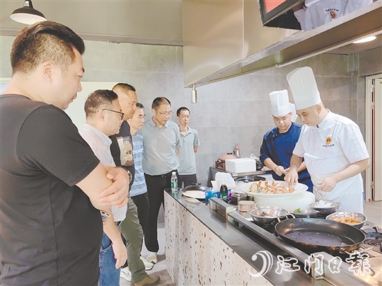 名廚云集，研發(fā)“臺山鮸”創(chuàng)新菜品，引來食客關(guān)注。