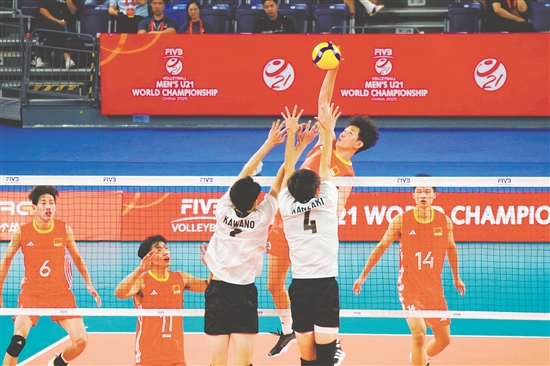 中國隊在比賽中展現(xiàn)出極強的韌性，最終以3：2戰(zhàn)勝日本隊挺進八強。