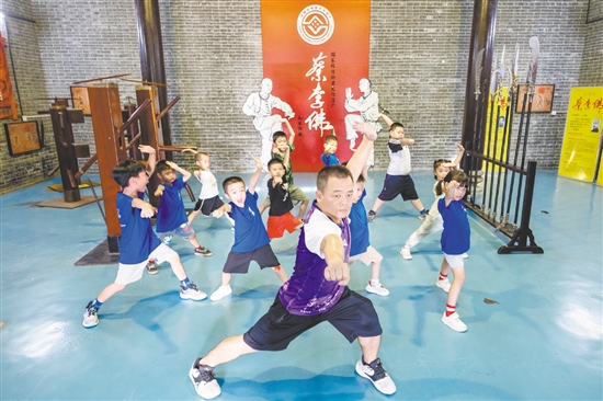 京梅村傳承發(fā)展蔡李佛文化從娃娃抓起。這里是國家級非物質(zhì)文化遺產(chǎn)蔡李佛拳的發(fā)源地，是廣東省“百千萬工程”首批典型村、省鄉(xiāng)村振興示范村。