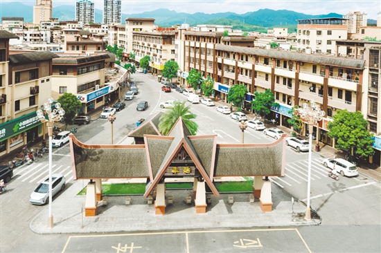 崖門文化綜合街區(qū)主干道注入東南亞風(fēng)情和蔡李佛文化元素，沿街建筑外立面和人行道升級改造，店面、路燈風(fēng)格統(tǒng)一。
