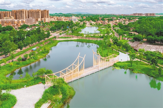 新時代公園占地面積達(dá)9萬平方米，建有生態(tài)湖、親水廣場、紅色教育區(qū)等，配套設(shè)施齊全。