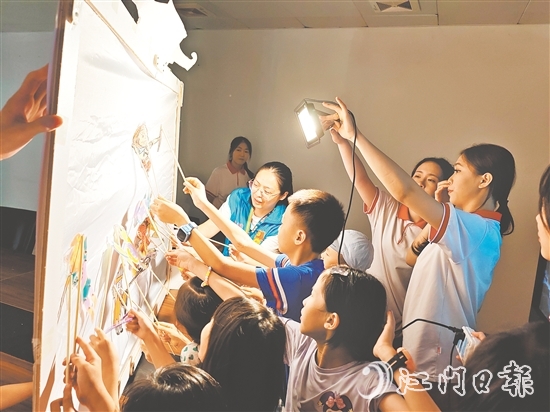 在白沙街道花園社區(qū)舉辦的皮影戲主題非遺體驗(yàn)營(yíng)，孩子們通過動(dòng)手體驗(yàn)感受傳統(tǒng)文化魅力。