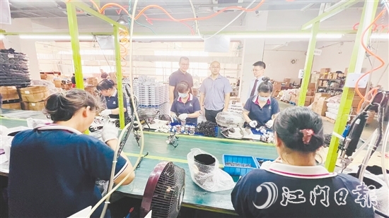 粵財普惠江門擔保公司工作人員上門了解企業(yè)需求。