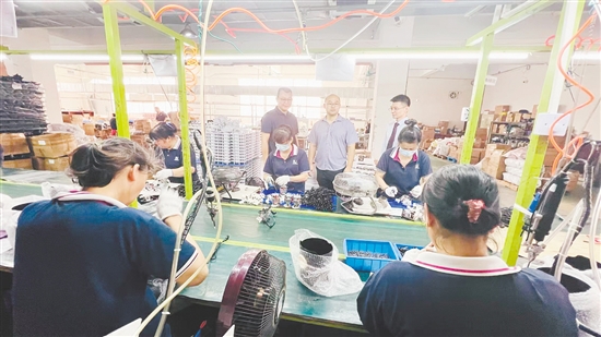 粵財(cái)普惠江門擔(dān)保公司工作人員上門了解企業(yè)需求。