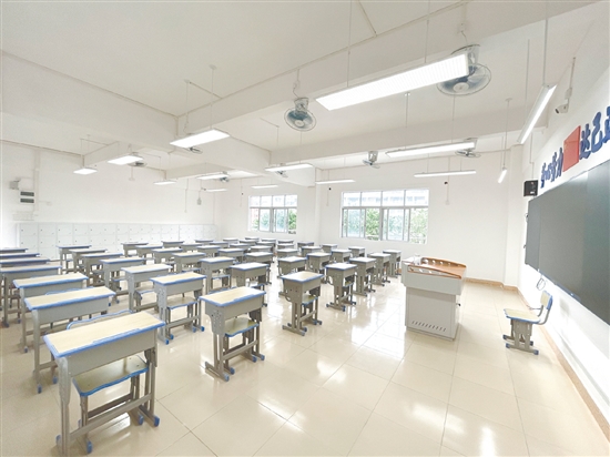 鶴山一中附屬中學(xué)本部校區(qū)的教室配備了觸控一體機、護眼照明燈以及嶄新的課桌椅等基礎(chǔ)設(shè)施，為學(xué)生提供良好的學(xué)習(xí)環(huán)境。