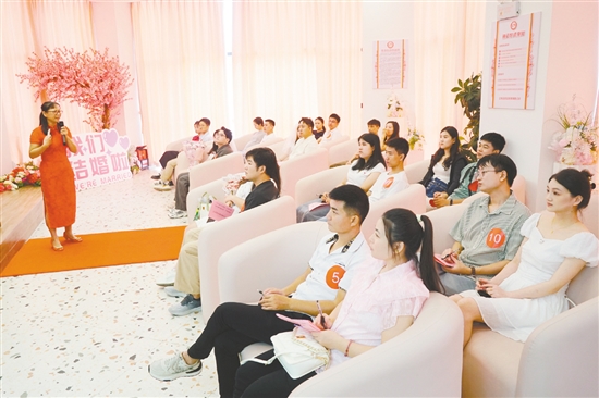 江海區(qū)民政局聯(lián)合區(qū)婦聯(lián)為新人籌備了婚姻家庭沙龍分享會(huì)。