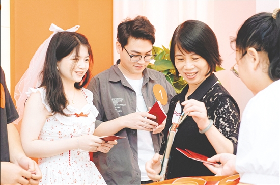 新人們參加結(jié)婚證集體頒發(fā)儀式。市民政局供圖