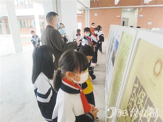 展覽讓廣大學(xué)生不出校園就能“零距離”欣賞開(kāi)平市各級(jí)文物保護(hù)單位風(fēng)采。