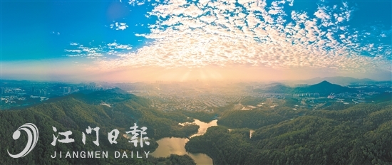 1月1日，清晨，陽(yáng)光穿透云層，照耀著江門(mén)市區(qū)。