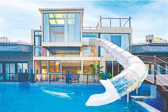臺(tái)山嶺南僑水度假村以“水上樂(lè)園+親水別墅”為特色。
