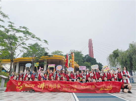 小記者們收獲了難忘的江海體驗(yàn)之旅。