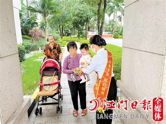 在碧桂園小區(qū)經(jīng)?？梢娢飿I(yè)工作人員的暖心服務(wù)。