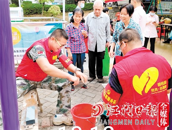 碧桂園物業(yè)工作人員提供暖心服務(wù)，提升業(yè)主的滿意度和幸福感。
