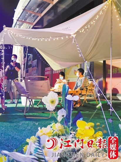 市民和家人一起享受夜晚休閑好時光。