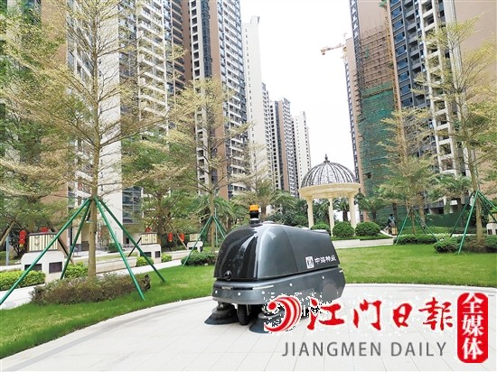 智能掃地機器人在江海區(qū)明泰城狀元居小區(qū)“上崗”一個多月了。