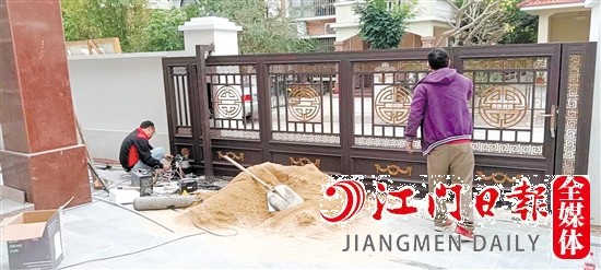 創(chuàng)永佳工作人員在安裝別墅門。