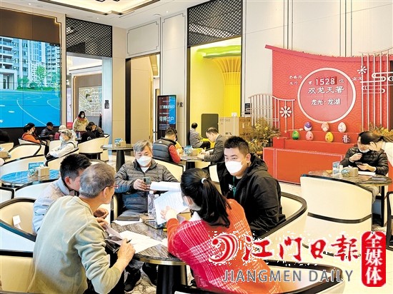 春節(jié)期間，不少市民到樓盤看房。