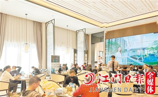 樓盤營銷中心洽談區(qū)座無虛席。