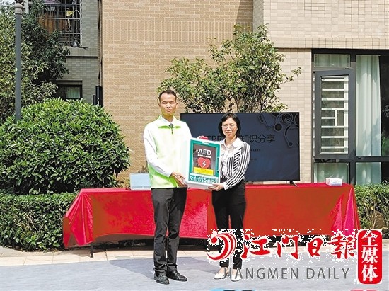 泰安地產(chǎn)代表將AED設(shè)備交接給萬(wàn)科物業(yè)。