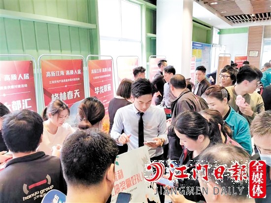 活動(dòng)現(xiàn)場(chǎng)，房企工作人員為企業(yè)職工介紹項(xiàng)目信息。