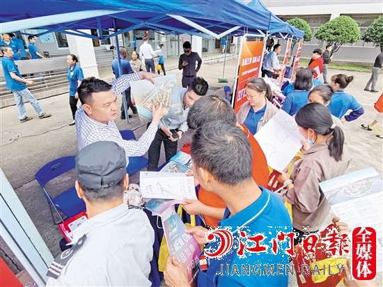 活動(dòng)現(xiàn)場(chǎng)，房企工作人員為企業(yè)職工介紹項(xiàng)目信息。