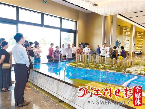 高質(zhì)量供需對接活動把市民“請進來”，組織了看房團走進樓盤。