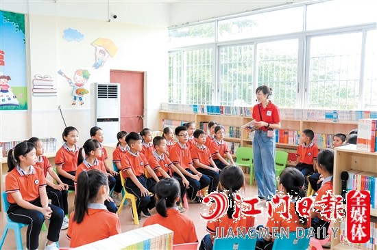 龍榜小學(xué)學(xué)生在博富公益“悅讀館”龍榜小學(xué)館里聽老師講故事。