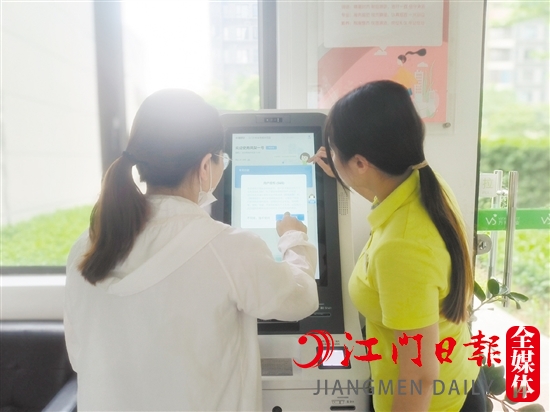 萬(wàn)科金域國(guó)際“鳳梨一號(hào)”自助服務(wù)一體機(jī)為小區(qū)業(yè)主提供一站式服務(wù)。