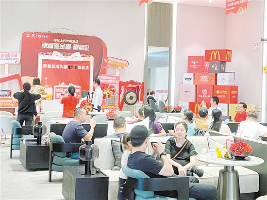 新政實施的首個周末，中鐵建·鐵建城人氣較旺。