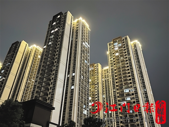 濱江新區(qū)一樓盤(pán)晚上亮燈情況。