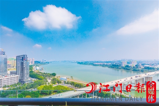 近年來(lái)，我市多個(gè)樓盤臨江而建。