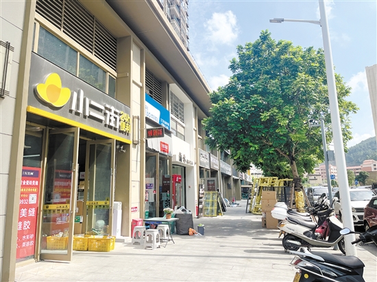 小區(qū)外面商鋪大多是一些小型便利店和快餐店，可以選擇的不多。