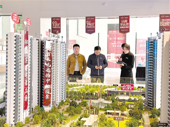 房企加大促銷，吸引市民看房。